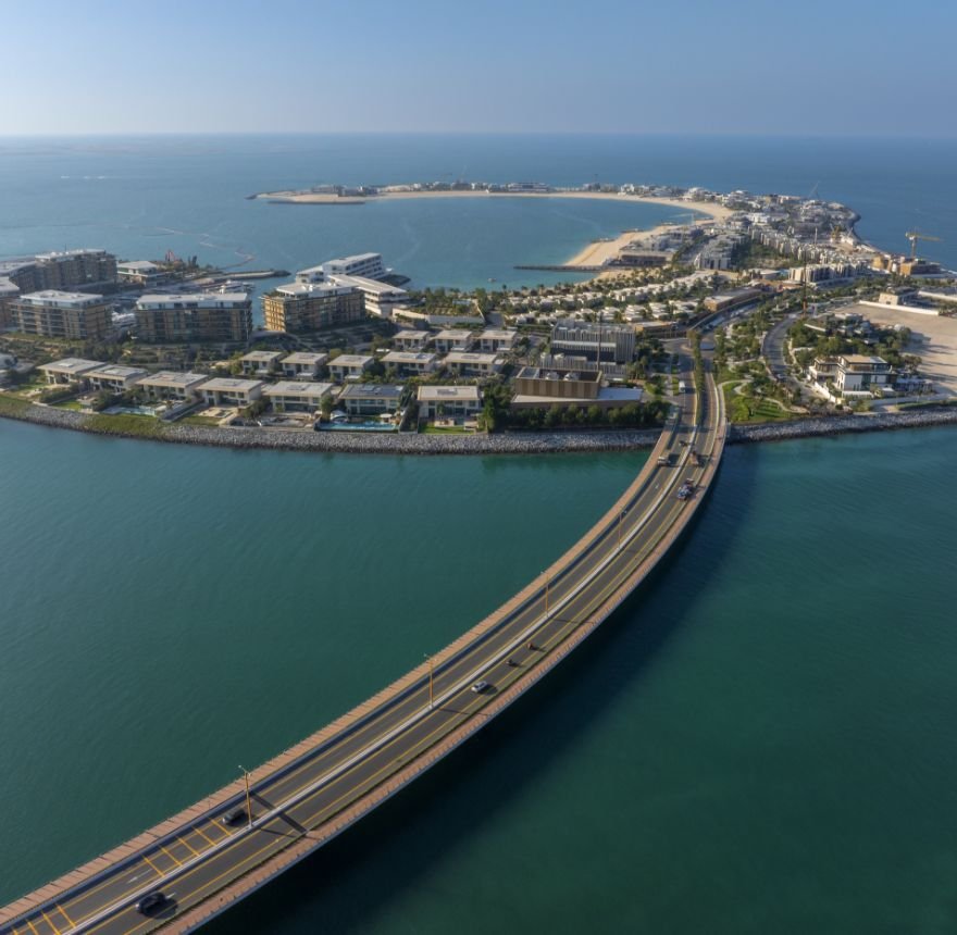 Homes and landscaping in Jumeira Bay, Dubai
